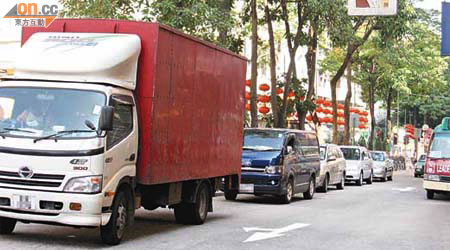 大埔寶鄉街一帶經常有車違例停泊在花槽邊及商舖旁，令現場交通擠塞。