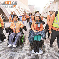 四肢傷殘人士梁子微（右二）及羅偉祥（左二）首次參加行路上廣州。	