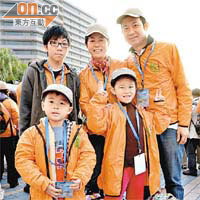 龍氏一家四口與外甥行路上廣州，六歲的龍天恩和五歲的龍天澤（前排）不怕辛苦。