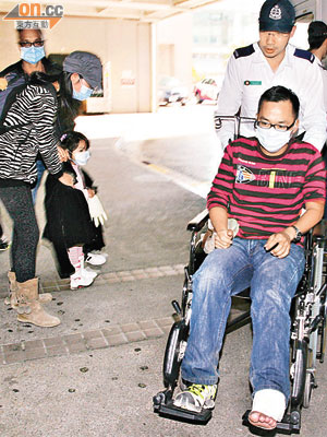 受傷男子須坐輪椅，女兒由家人陪送院。	（李子強攝）