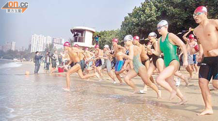 昨日的新春冬泳錦標有近四百名健兒參加。	（翁志偉攝）