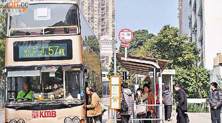 乘客反映57M線巴士班次失準，需久候方能登車。
