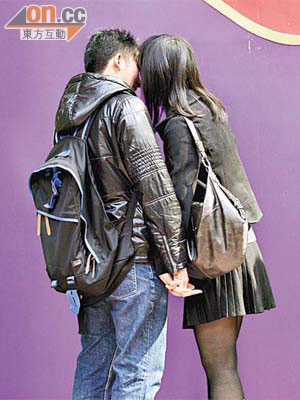 青少年在拍拖期間，會與伴侶有拖手、親吻等親密行為。	（胡耀威攝）