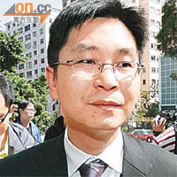 大律師廖元聰在庭外代表張勇夫婦發表聲明。