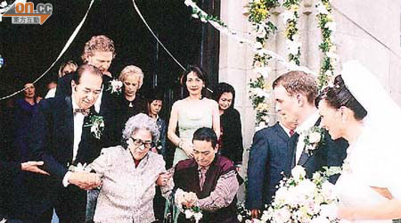 孫女何家華（右一）結婚，賭王和長房太太黎婉華親自參加婚禮。	（資料圖片）
