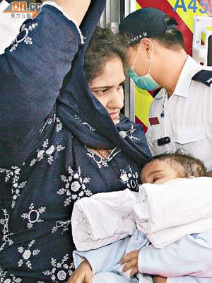 受傷男童獲救後，由母親抱送醫院治療。	（李子強攝）