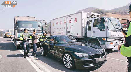 李寶安女兒駕駛的跑車，與泥頭車相撞後停在路中。	（梁少恒攝）