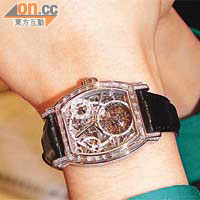 蔡加讚鍾情尊貴嘅江詩丹頓腕錶，手上呢隻係佢個人珍藏之一。