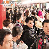 荃灣中環線的金鐘段有路軌裂痕，旺角站在早上擠滿乘客。	（黃智康攝）