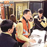 工程人員在金鐘站月台以人手操控列車運作。