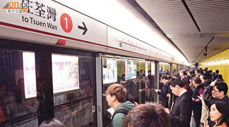 金鐘段路軌搶修期間，由該站往荃灣方向的月台亦有不少乘客等候。