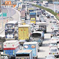 吐露港公路陷於癱瘓，車龍綿延六公里。