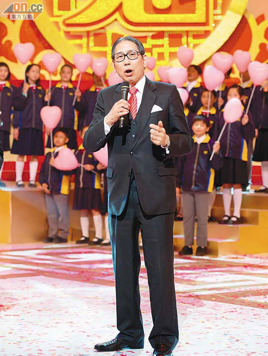 行政會議成員梁智鴻為慈善落力獻唱。