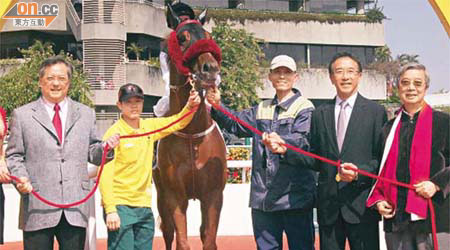 馬場賀新歲<br>旅發局主席田北俊（右二）初三開齋拉頭馬，與廣東社團總會主席王國強（右一）及自由黨立法會飲食界議員張宇人（左一）齊分享喜悅。（溫國佳攝）