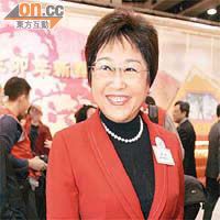 自由黨主席劉健儀身穿紅色外套拜年，夠晒好意頭。	（霍振鋒攝）