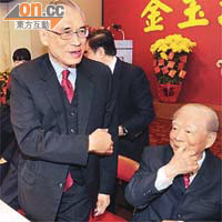 劉遵義（前右二）貴為中投國際（香港）主席，但被問到股市時無意見發表。