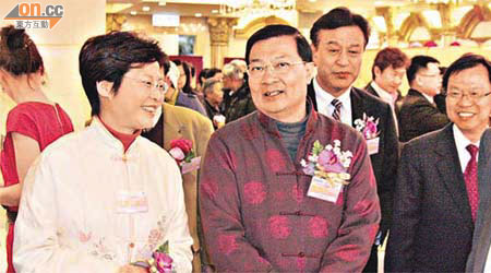 林鄭月娥（左一）狂冧民建聯，主席譚耀宗（左二）聽到笑瞇瞇。（許紹基攝）