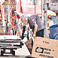 香港貧富差距愈來愈大，老人要執垃圾、執紙皮餬口。