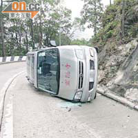 靈隱寺七人車疑因天雨路滑翻車。