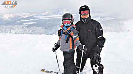 田少（右）同晉仔早前去北海道滑雪，兩公孫玩得好開心。	（田北俊提供）