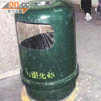 天橋擺放附設煙灰缸垃圾桶，被指引人犯罪。