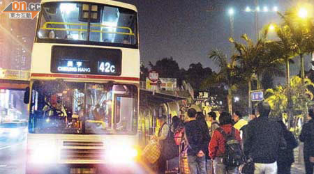 每晚下班時間均有大批市民在黃大仙鐵路站分站等候42C線。