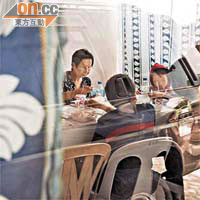 李太（左一）與傅太及子女由現場返回酒店後，都無菲國警察向他們了解車上情況。	（資料圖片）