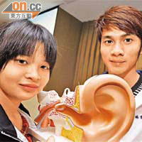 廣西耳患青少年陳智嫻（左）及譚羽（右）獲資助來港切除膽脂瘤。	（李潤田攝）