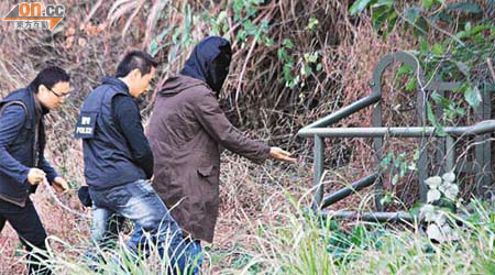 被告李曉偉（右）向警方供述將屍體棄於配水庫沙井。	（資料圖片）