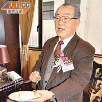 中銀國際副董事長林廣兆向嘉賓推介滿枱嘅福建特色小食。