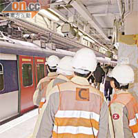 大批工程人員趕至維修故障列車。	（林少兒攝）