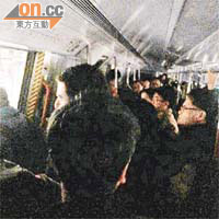列車部分車廂停電，乘客擠在昏暗車廂等候。	（讀者提供）