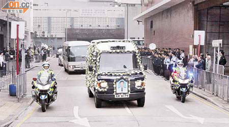 殉職警長馮國豪昨以警隊最高榮譽喪禮舉殯。	（陳錦昌攝）