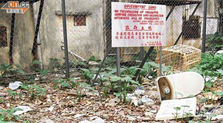 福亭街官地有大量垃圾堆積，衞生情況惡劣。