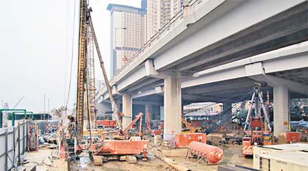 北角食環署威菲車房原址曾打樁，進入東廊高架天橋的橋躉位處打椿工地範圍。	（互聯網）