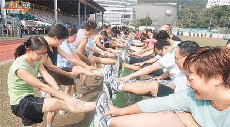學界一直提倡跑手起步前做伸展運動，可助肌肉放鬆，減少受傷。	（資料圖片）
