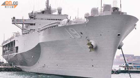 美國軍艦「藍嶺號」昨日進入本港水域，並停留五日。	（翁志偉攝）