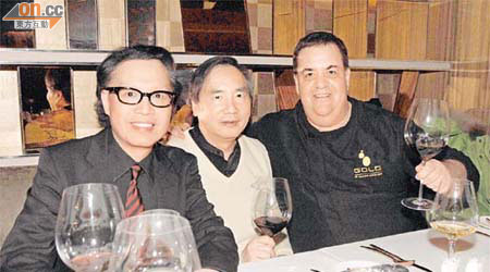 杜振源（左）與Harlan Goldstein（右）拍住上開GOLD餐廳，邀請老友食家葉澍堃去試菜。