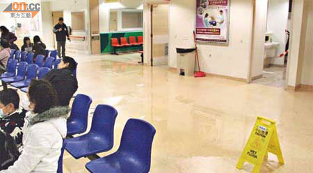 沙田威爾斯醫院急症室，廁所水倒灌湧出糞水，診症人士捱臭睇病。