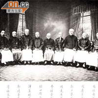 李煜堂（中）為香港首富，當年與其他華商包括東亞銀行董事長周壽臣（右二）、當押業名人李祐泉（左一）、著名米商杜四端（左四）合照，李煜堂坐中間位置，地位顯赫。	（黑白圖片）