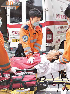 保安員送院時救護員為他施心外壓，惜仍搶救無效。	（蕭添榮攝）