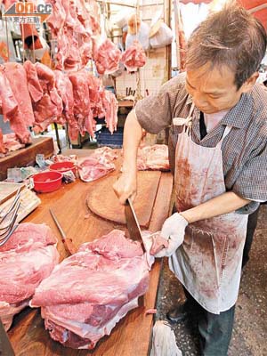 內地供港活豬減少，豬肉零售價隨時再加。	（何天成攝）