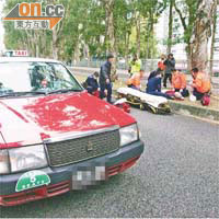 突然昏迷七旬的士司機被抬到路邊接受急救。