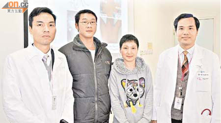 王志勇（右）及林振坤（左）領導博愛醫院專科小組，替甲狀腺病患者進行「雙側腋乳手術」。中為鄭小姐及陳先生。	（何耀其攝）