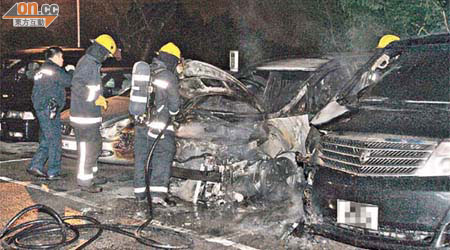 被放火七人車嚴重燒毀，兩旁的汽車亦受損。	（胡德威攝）