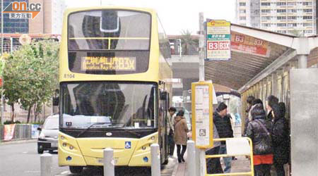 城巴B3X線被指「飛站」，令乘客無法登車。