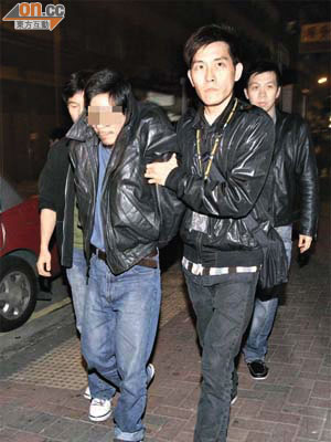 警方行動中拘捕一越南籍男子（左）。	（郭垂垂攝）