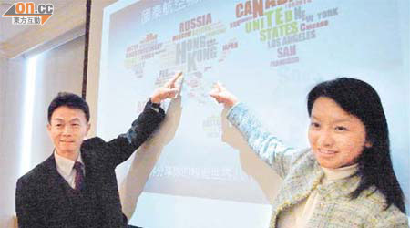 楊志剛（左）和何明惠介紹國泰暢遊世界八十日比賽。	（甘銘添攝）