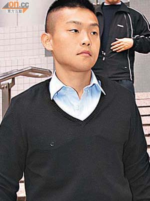 警員吳永珏供稱遭被告用駕駛執照弄傷眼睛。