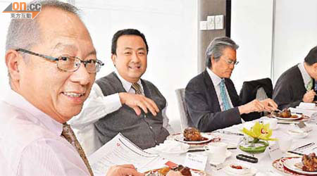 鍾志平（左）同Q嘜成員一邊開會一邊食飯，寓工作於享受。	（徐家浩攝）